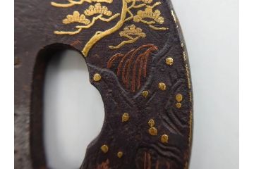 時代武具　肥後住 重治　鉄地　丸形　高彫　金布目象嵌　鯉の瀧登り図(滝登り)　跳躍感溢れるデザインが魅力の鍔(金彩、彫刻、刀装具、共箱付き)(R-079847)