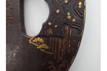 時代武具　肥後住 重治　鉄地　丸形　高彫　金布目象嵌　鯉の瀧登り図(滝登り)　跳躍感溢れるデザインが魅力の鍔(金彩、彫刻、刀装具、共箱付き)(R-079847)