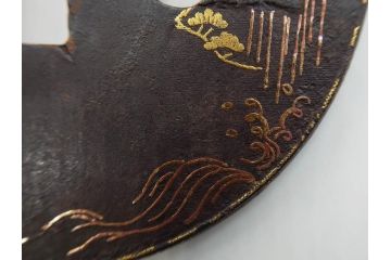 時代武具　肥後住 重治　鉄地　丸形　高彫　金布目象嵌　鯉の瀧登り図(滝登り)　跳躍感溢れるデザインが魅力の鍔(金彩、彫刻、刀装具、共箱付き)(R-079847)