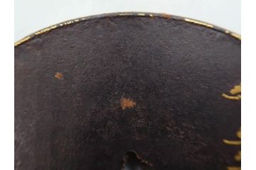 時代武具　肥後住 重治　鉄地　丸形　高彫　金布目象嵌　鯉の瀧登り図(滝登り)　跳躍感溢れるデザインが魅力の鍔(金彩、彫刻、刀装具、共箱付き)(R-079847)