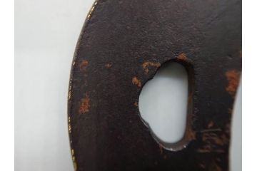時代武具　肥後住 重治　鉄地　丸形　高彫　金布目象嵌　鯉の瀧登り図(滝登り)　跳躍感溢れるデザインが魅力の鍔(金彩、彫刻、刀装具、共箱付き)(R-079847)