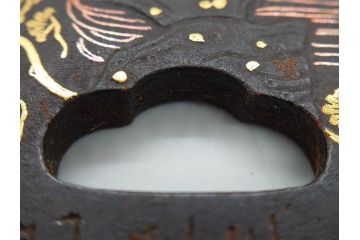時代武具　肥後住 重治　鉄地　丸形　高彫　金布目象嵌　鯉の瀧登り図(滝登り)　跳躍感溢れるデザインが魅力の鍔(金彩、彫刻、刀装具、共箱付き)(R-079847)