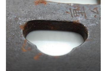 時代武具　肥後住 重治　鉄地　丸形　高彫　金布目象嵌　鯉の瀧登り図(滝登り)　跳躍感溢れるデザインが魅力の鍔(金彩、彫刻、刀装具、共箱付き)(R-079847)