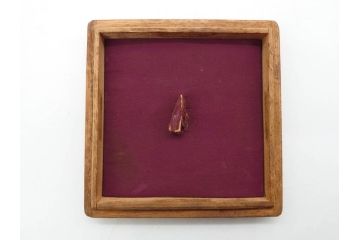 時代武具　肥後住 重治　鉄地　丸形　高彫　金布目象嵌　鯉の瀧登り図(滝登り)　跳躍感溢れるデザインが魅力の鍔(金彩、彫刻、刀装具、共箱付き)(R-079847)
