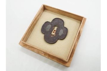 時代武具　鉄地　木瓜形　歴史を重ねた味わい深い鍔(彫刻、刀装具、ケース付き)(R-079848)