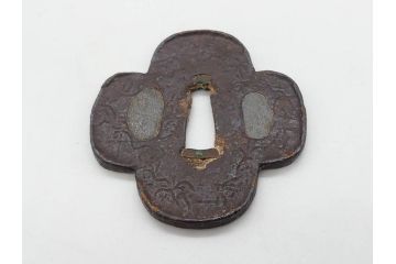 時代武具　鉄地　木瓜形　歴史を重ねた味わい深い鍔(彫刻、刀装具、ケース付き)(R-079848)