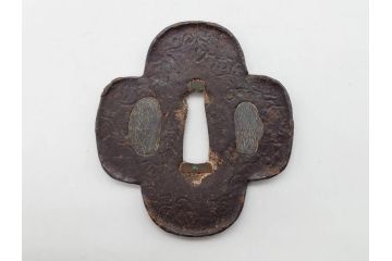 時代武具　鉄地　木瓜形　歴史を重ねた味わい深い鍔(彫刻、刀装具、ケース付き)(R-079848)