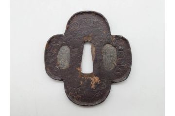 時代武具　鉄地　木瓜形　歴史を重ねた味わい深い鍔(彫刻、刀装具、ケース付き)(R-079848)