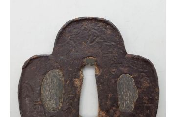 時代武具　鉄地　木瓜形　歴史を重ねた味わい深い鍔(彫刻、刀装具、ケース付き)(R-079848)