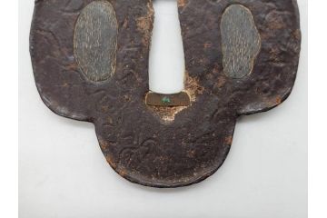 時代武具　鉄地　木瓜形　歴史を重ねた味わい深い鍔(彫刻、刀装具、ケース付き)(R-079848)