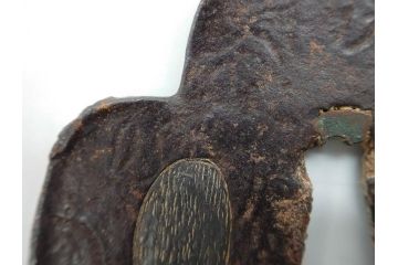 時代武具　鉄地　木瓜形　歴史を重ねた味わい深い鍔(彫刻、刀装具、ケース付き)(R-079848)