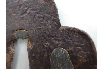 時代武具　鉄地　木瓜形　歴史を重ねた味わい深い鍔(彫刻、刀装具、ケース付き)(R-079848)