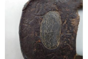 時代武具　鉄地　木瓜形　歴史を重ねた味わい深い鍔(彫刻、刀装具、ケース付き)(R-079848)