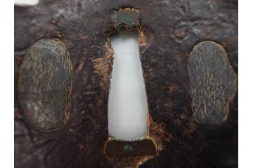 時代武具　鉄地　木瓜形　歴史を重ねた味わい深い鍔(彫刻、刀装具、ケース付き)(R-079848)