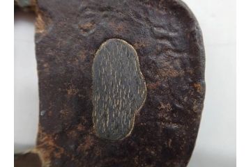 時代武具　鉄地　木瓜形　歴史を重ねた味わい深い鍔(彫刻、刀装具、ケース付き)(R-079848)