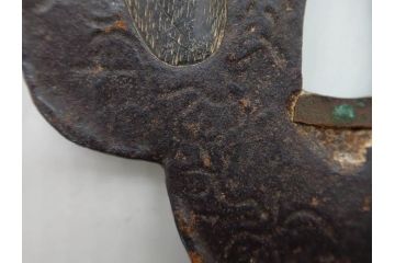 時代武具　鉄地　木瓜形　歴史を重ねた味わい深い鍔(彫刻、刀装具、ケース付き)(R-079848)