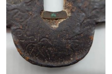時代武具　鉄地　木瓜形　歴史を重ねた味わい深い鍔(彫刻、刀装具、ケース付き)(R-079848)