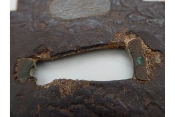 時代武具　鉄地　木瓜形　歴史を重ねた味わい深い鍔(彫刻、刀装具、ケース付き)(R-079848)