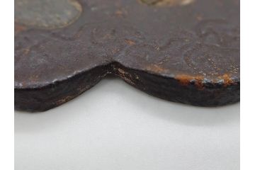 時代武具　鉄地　木瓜形　歴史を重ねた味わい深い鍔(彫刻、刀装具、ケース付き)(R-079848)