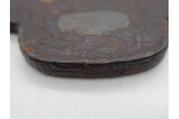 時代武具　鉄地　木瓜形　歴史を重ねた味わい深い鍔(彫刻、刀装具、ケース付き)(R-079848)