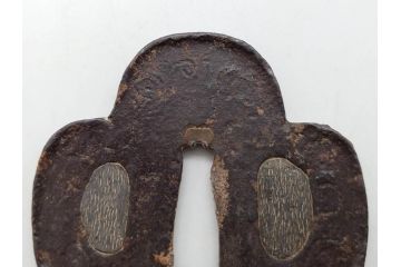 時代武具　鉄地　木瓜形　歴史を重ねた味わい深い鍔(彫刻、刀装具、ケース付き)(R-079848)