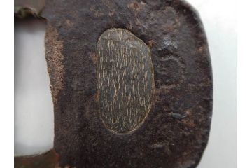 時代武具　鉄地　木瓜形　歴史を重ねた味わい深い鍔(彫刻、刀装具、ケース付き)(R-079848)