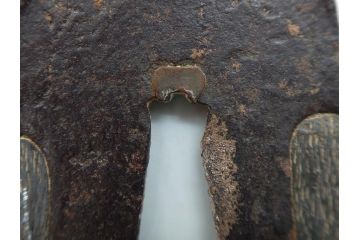 時代武具　鉄地　木瓜形　歴史を重ねた味わい深い鍔(彫刻、刀装具、ケース付き)(R-079848)