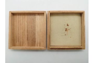 時代武具　鉄地　木瓜形　歴史を重ねた味わい深い鍔(彫刻、刀装具、ケース付き)(R-079848)