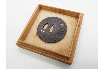 時代武具　水戸金工 一葉斎弘直　在銘　鉄地　丸形　金銀象嵌　蝶に牡丹図　雅なデザインが魅力の鍔(ちょう、花、彫刻、刀装具、ケース付き)(R-079849)