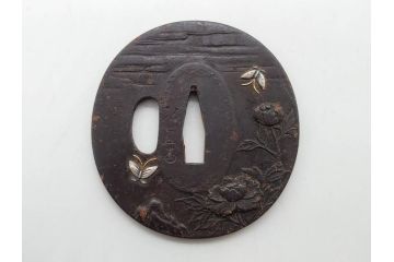 時代武具　水戸金工 一葉斎弘直　在銘　鉄地　丸形　金銀象嵌　蝶に牡丹図　雅なデザインが魅力の鍔(ちょう、花、彫刻、刀装具、ケース付き)(R-079849)