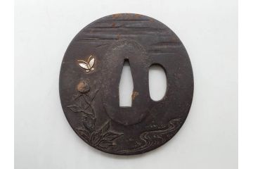 時代武具　水戸金工 一葉斎弘直　在銘　鉄地　丸形　金銀象嵌　蝶に牡丹図　雅なデザインが魅力の鍔(ちょう、花、彫刻、刀装具、ケース付き)(R-079849)