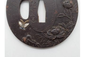 時代武具　水戸金工 一葉斎弘直　在銘　鉄地　丸形　金銀象嵌　蝶に牡丹図　雅なデザインが魅力の鍔(ちょう、花、彫刻、刀装具、ケース付き)(R-079849)