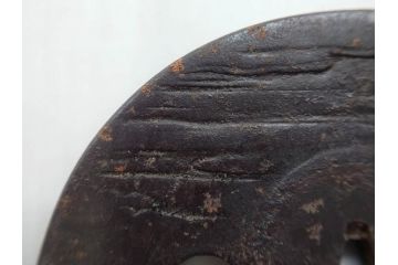 時代武具　水戸金工 一葉斎弘直　在銘　鉄地　丸形　金銀象嵌　蝶に牡丹図　雅なデザインが魅力の鍔(ちょう、花、彫刻、刀装具、ケース付き)(R-079849)