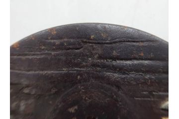 時代武具　水戸金工 一葉斎弘直　在銘　鉄地　丸形　金銀象嵌　蝶に牡丹図　雅なデザインが魅力の鍔(ちょう、花、彫刻、刀装具、ケース付き)(R-079849)