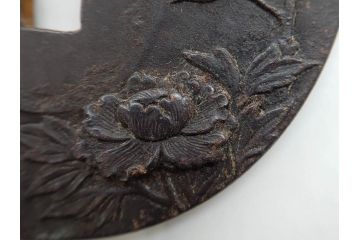 時代武具　水戸金工 一葉斎弘直　在銘　鉄地　丸形　金銀象嵌　蝶に牡丹図　雅なデザインが魅力の鍔(ちょう、花、彫刻、刀装具、ケース付き)(R-079849)