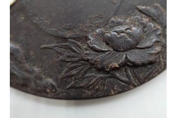 時代武具　水戸金工 一葉斎弘直　在銘　鉄地　丸形　金銀象嵌　蝶に牡丹図　雅なデザインが魅力の鍔(ちょう、花、彫刻、刀装具、ケース付き)(R-079849)