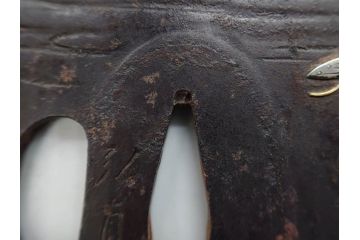 時代武具　水戸金工 一葉斎弘直　在銘　鉄地　丸形　金銀象嵌　蝶に牡丹図　雅なデザインが魅力の鍔(ちょう、花、彫刻、刀装具、ケース付き)(R-079849)