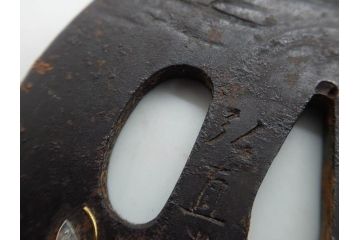 時代武具　水戸金工 一葉斎弘直　在銘　鉄地　丸形　金銀象嵌　蝶に牡丹図　雅なデザインが魅力の鍔(ちょう、花、彫刻、刀装具、ケース付き)(R-079849)