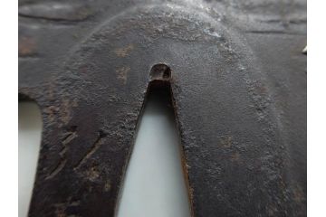 時代武具　水戸金工 一葉斎弘直　在銘　鉄地　丸形　金銀象嵌　蝶に牡丹図　雅なデザインが魅力の鍔(ちょう、花、彫刻、刀装具、ケース付き)(R-079849)