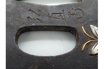 時代武具　水戸金工 一葉斎弘直　在銘　鉄地　丸形　金銀象嵌　蝶に牡丹図　雅なデザインが魅力の鍔(ちょう、花、彫刻、刀装具、ケース付き)(R-079849)