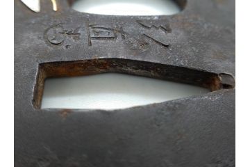 時代武具　水戸金工 一葉斎弘直　在銘　鉄地　丸形　金銀象嵌　蝶に牡丹図　雅なデザインが魅力の鍔(ちょう、花、彫刻、刀装具、ケース付き)(R-079849)