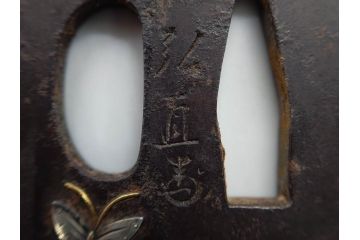 時代武具　水戸金工 一葉斎弘直　在銘　鉄地　丸形　金銀象嵌　蝶に牡丹図　雅なデザインが魅力の鍔(ちょう、花、彫刻、刀装具、ケース付き)(R-079849)