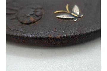 時代武具　水戸金工 一葉斎弘直　在銘　鉄地　丸形　金銀象嵌　蝶に牡丹図　雅なデザインが魅力の鍔(ちょう、花、彫刻、刀装具、ケース付き)(R-079849)