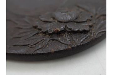 時代武具　水戸金工 一葉斎弘直　在銘　鉄地　丸形　金銀象嵌　蝶に牡丹図　雅なデザインが魅力の鍔(ちょう、花、彫刻、刀装具、ケース付き)(R-079849)