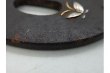 時代武具　水戸金工 一葉斎弘直　在銘　鉄地　丸形　金銀象嵌　蝶に牡丹図　雅なデザインが魅力の鍔(ちょう、花、彫刻、刀装具、ケース付き)(R-079849)