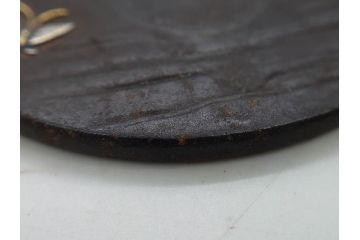 時代武具　水戸金工 一葉斎弘直　在銘　鉄地　丸形　金銀象嵌　蝶に牡丹図　雅なデザインが魅力の鍔(ちょう、花、彫刻、刀装具、ケース付き)(R-079849)