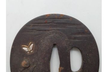 時代武具　水戸金工 一葉斎弘直　在銘　鉄地　丸形　金銀象嵌　蝶に牡丹図　雅なデザインが魅力の鍔(ちょう、花、彫刻、刀装具、ケース付き)(R-079849)