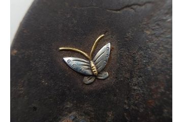 時代武具　水戸金工 一葉斎弘直　在銘　鉄地　丸形　金銀象嵌　蝶に牡丹図　雅なデザインが魅力の鍔(ちょう、花、彫刻、刀装具、ケース付き)(R-079849)