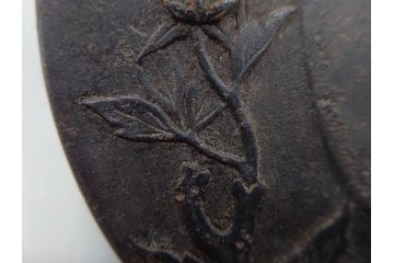 時代武具　水戸金工 一葉斎弘直　在銘　鉄地　丸形　金銀象嵌　蝶に牡丹図　雅なデザインが魅力の鍔(ちょう、花、彫刻、刀装具、ケース付き)(R-079849)