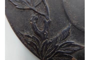 時代武具　水戸金工 一葉斎弘直　在銘　鉄地　丸形　金銀象嵌　蝶に牡丹図　雅なデザインが魅力の鍔(ちょう、花、彫刻、刀装具、ケース付き)(R-079849)